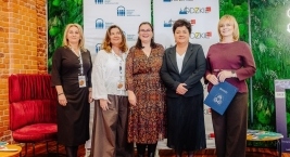 Pani Przewodnicząca Sejmiku Województwa Łódzkiego, Pani Dyrektor Regionalnego Centrum Polityki Społecznej w Łodzi oraz trzy Panie Dyrektorki ośrodków adopcyjnych, stoją uśmiechnięte na tle z napisem Łódzkie i Regionalne Centrum Polityki Społecznej w Łodzi