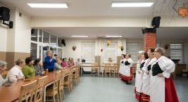 Uczestnicy oglądają występ