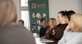 Uczestnicy siedzą przy stole