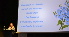 Prezentacja slajdu z napisem Adopcja to dowód na to, że rodzina może być zbudowana z miłości, wyboru, zaufania i czasu.