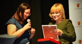 Przewodnicząca Sejmiku Województwa Łódzkiego odbiera podziękowanie od dyrektora ośrodka adopcyjnego