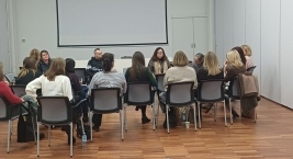 Zdjęcie przedstawia uczestników szkolenia pn. „Praca socjalna na terenach wiejskich. Szanse i ograniczenia.” wraz z prowadzącym.