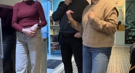 trzy osoby stoją i dyskutują