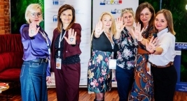 Pracownicy Wydziału ds. rodziny i pieczy zastępczej Regionalnego Centrum Polityki Społecznej w Łodzi stoją z wyciągniętymi dłońmi na których narysowana jest uśmiechnięta buźka, symbol Światowego Dnia Adopcji