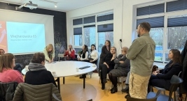 grupa osób siedzi przy stole