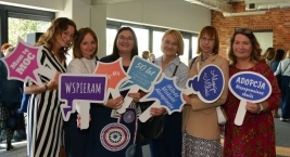 zdjęcie grupowe pracowników Regionalnego Centrum Polityki Społecznej w Łodzi z pracownikami ośrodków adopcyjnych 