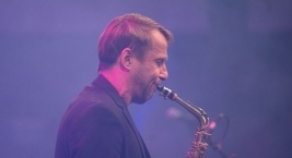 Zdjęcie przedstawia muzyka zespołu Michał Kobojek Quartet podczas koncertu uświetniającego Wojewódzkie Obchody Dnia Pracownika Socjalnego