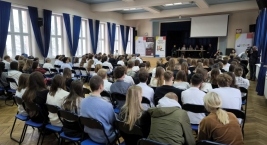 Uczestnicy debaty „Ryzykowne zachowania i HIV  – przypadek czy wybór?  organizowanej w dwudziestym szóstym Liceum Ogólnokształcącym w Łodzi, w dniu 01.12.2025r.