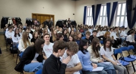 Uczestnicy debaty „Ryzykowne zachowania i HIV  – przypadek czy wybór? organizowanej w dwudziestym szóstym Liceum Ogólnokształcącym w Łodzi, w dniu 01.12.2025r.