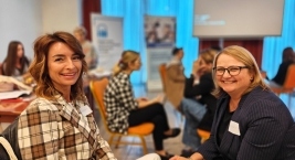 Ćwiczenie w parach; dwie uczestniczki rozmawiają