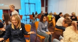 Prowadząca wspiera rozmowy w parach