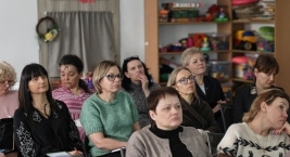 Osoby siedzace na krzeslach