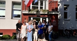 Uczestnicy przed budynkiem