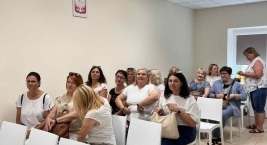 Uczestnicy siedzący w sali