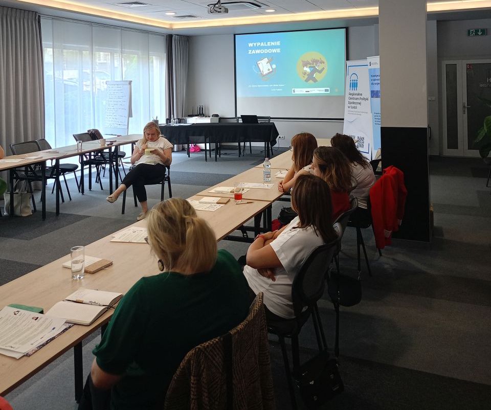 Kolejne dwie grupy uczestników ukończyły jednodniowe szkolenie pn. „Wypalenie zawodowe w pracy pracownika pomocy społecznej”